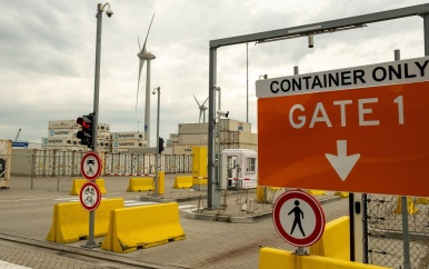 Containerschip terug naar Vlissingen na bommelding