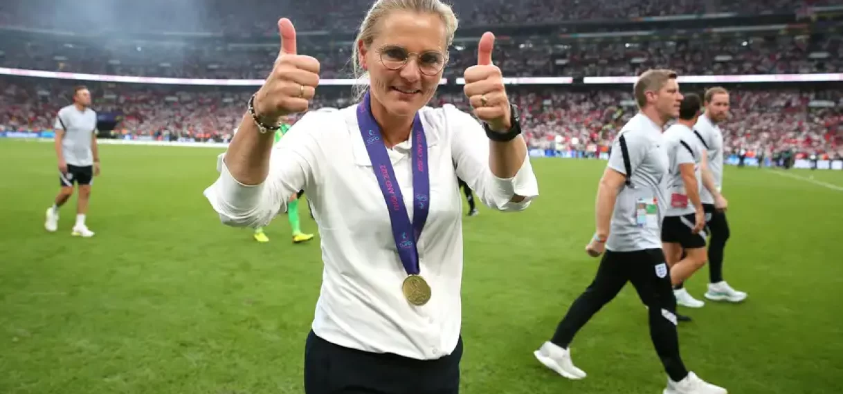 Wiegman valt in Engeland wel in de prijzen: gekroond tot Coach van het Jaar