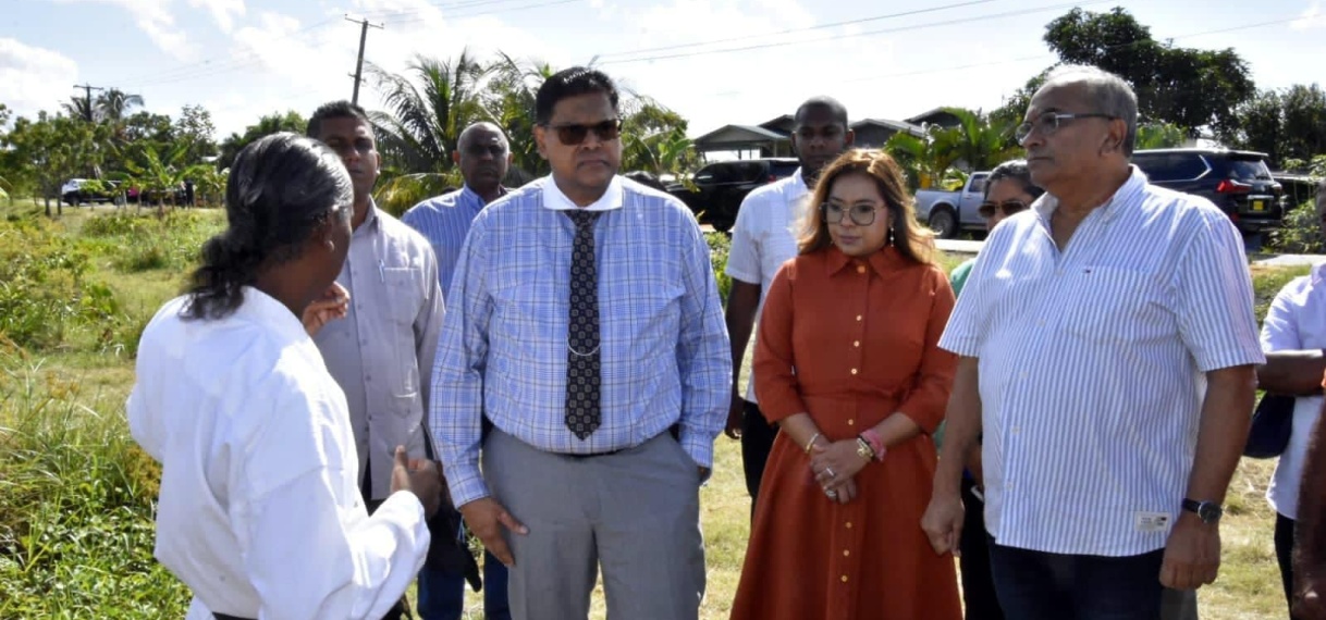 President Santokhi bezoekt plantenkassen project Nickerie