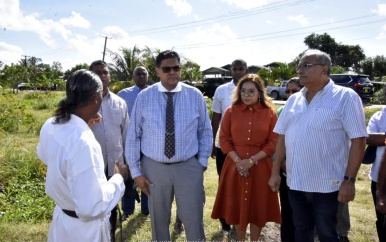 President Santokhi bezoekt plantenkassen project Nickerie