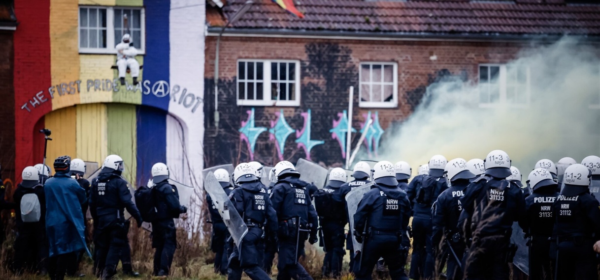 Politie dringt door barricades ‘bruinkooldorp’, evacuatie gestart