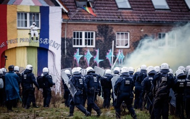 Politie dringt door barricades ‘bruinkooldorp’, evacuatie gestart