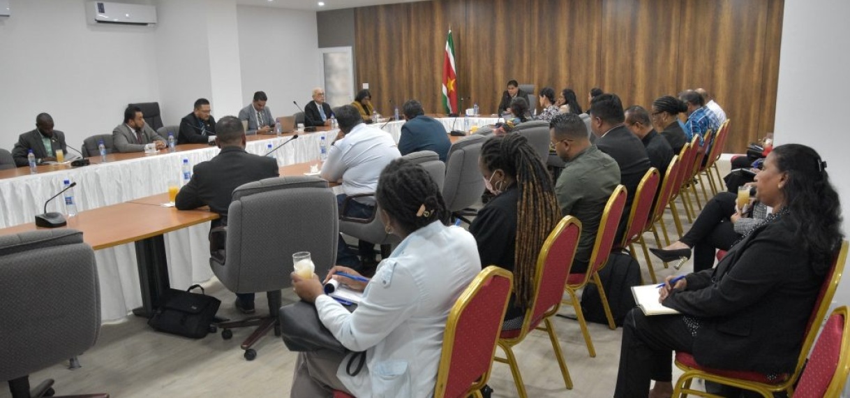 President Santokhi installeert de Project Implementation Unit