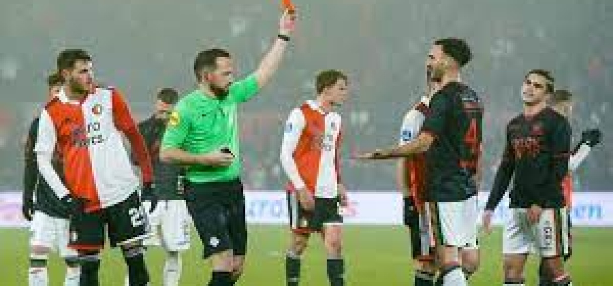 KNVB trekt rode kaart NEC verdediger Marquez in.