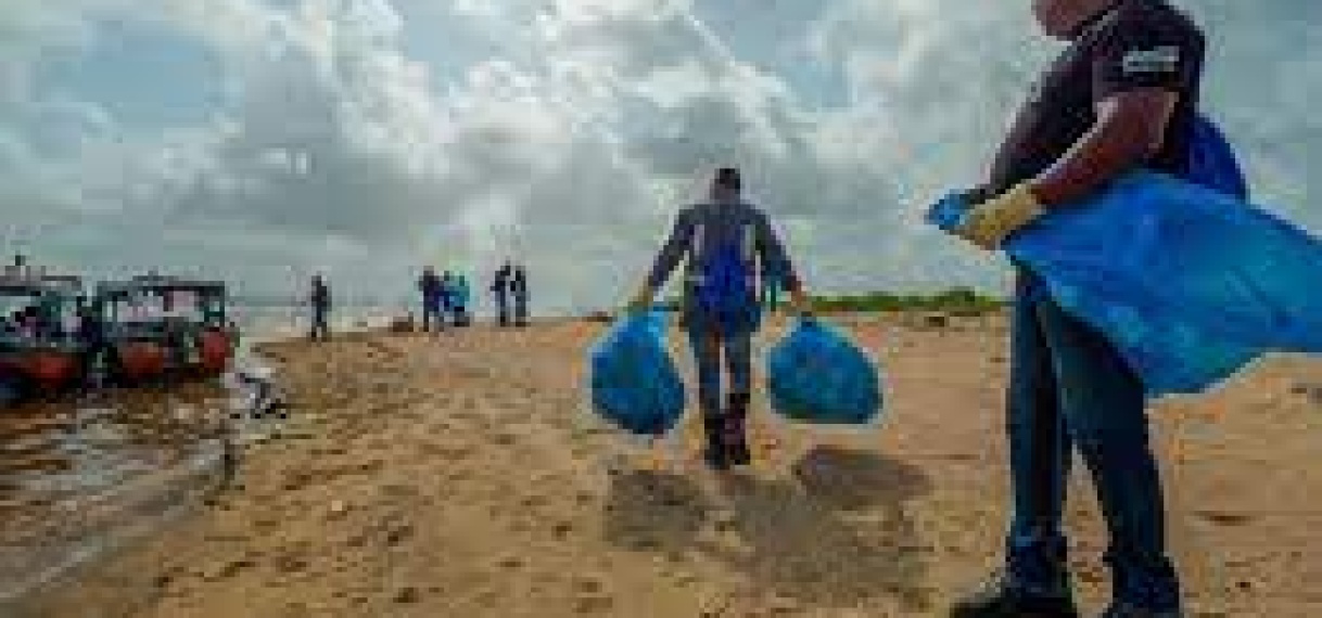 Fernandes bottling Company organiseert beach cleanup