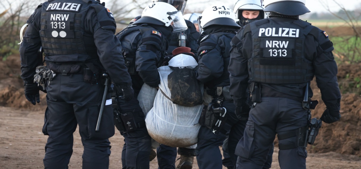 Duitse politie haalt barricades en activisten weg rond Lützerath