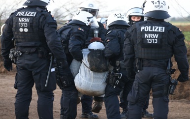 Duitse politie haalt barricades en activisten weg rond Lützerath