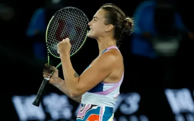 Sabalenka rekent af met Linette en treft Rybakina in finale Australian Open