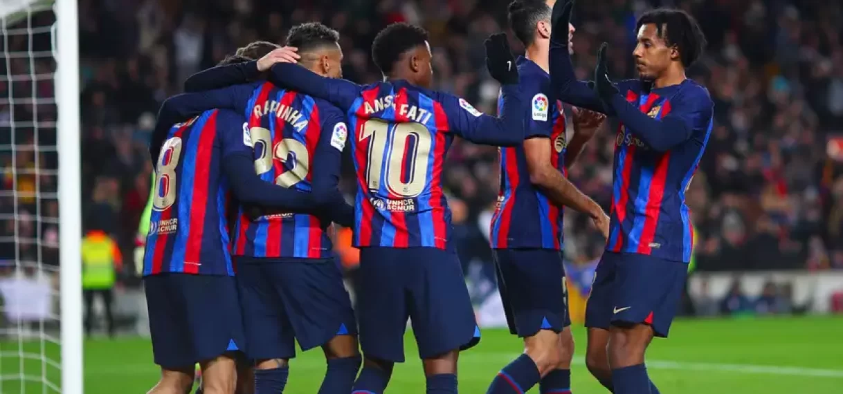 Barcelona boekt nipte zege zonder De Jong, prachtgoal Benzema bij winst Real