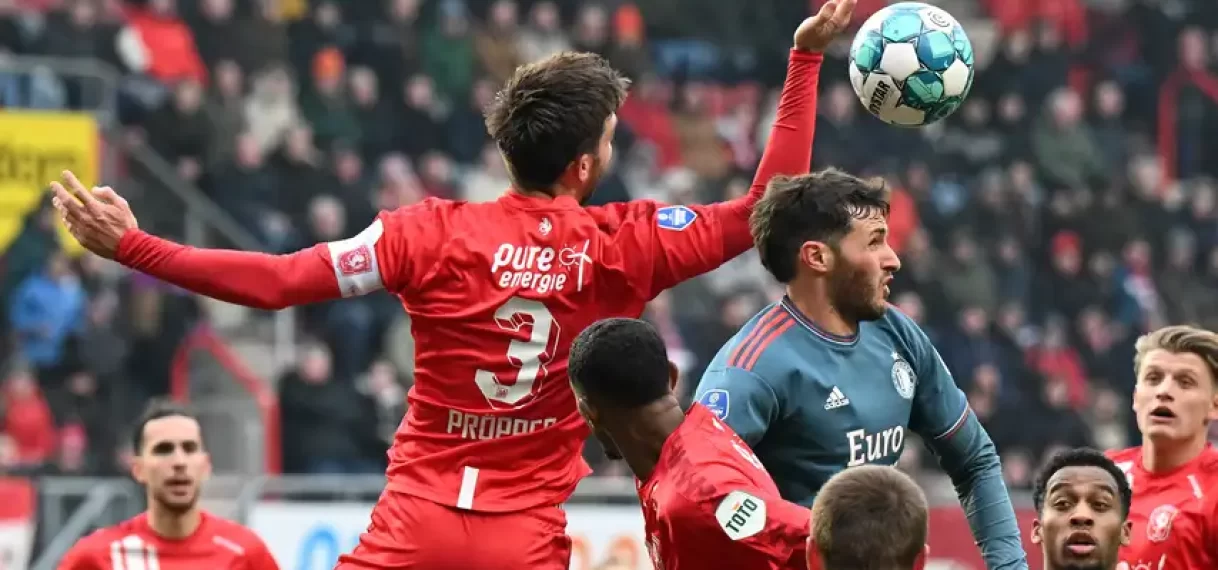 Boze Slot vindt dat Feyenoord tegen Twente ‘overduidelijke penalty’ is onthouden