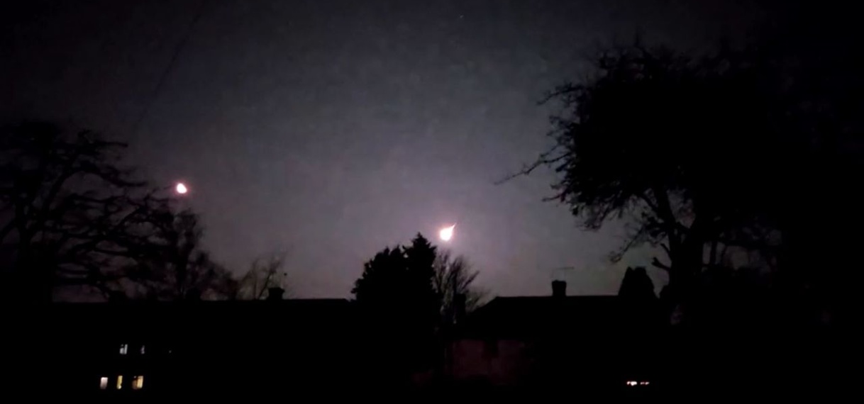 Verwachte meteoor verlicht de lucht boven het Kanaal