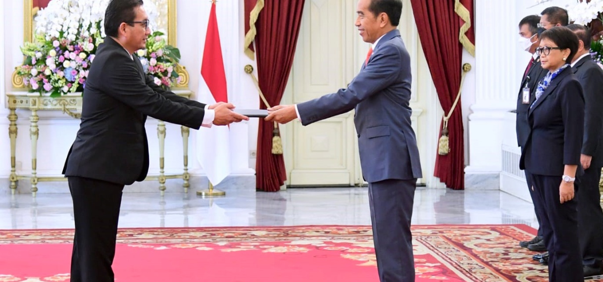 Ambassadeur Moertabat overhandigt geloofsbrieven aan president Widodo