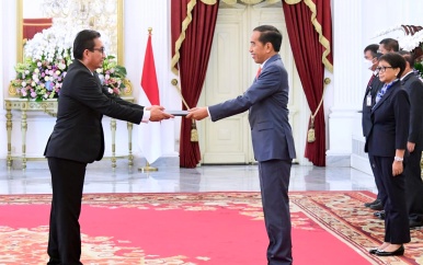 Ambassadeur Moertabat overhandigt geloofsbrieven aan president Widodo