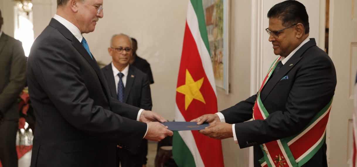 Ambassadeur VSA Robert Faucher overhandigt geloofsbrieven aan president Santokhi