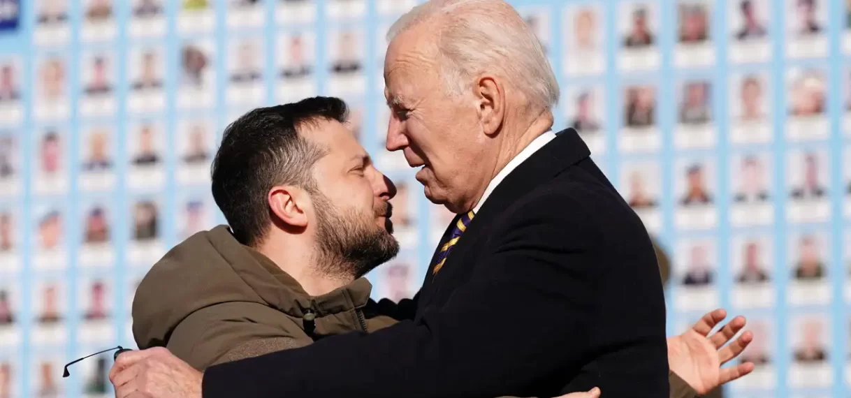 Biden brengt verrassingsbezoek aan Kyiv en is voor het eerst sinds oorlog in Oekraïne