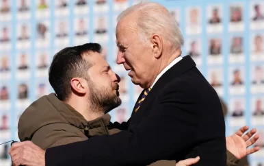 Biden brengt verrassingsbezoek aan Kyiv en is voor het eerst sinds oorlog in Oekraïne