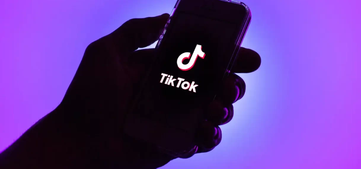 Meisje (10) stikt door opdracht op TikTok, moeder mag van rechter bedrijf tóch aanklagen: ‘Grote gevolgen’