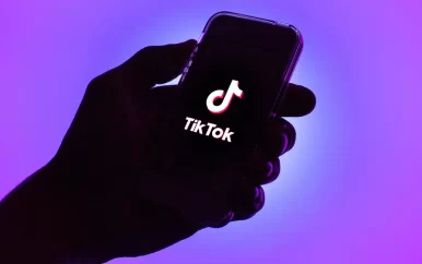 Meisje (10) stikt door opdracht op TikTok, moeder mag van rechter bedrijf tóch aanklagen: ‘Grote gevolgen’