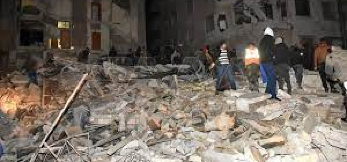 Zware aardbeving treft Turkije en Syrië, 1200 doden en duizenden gewonden