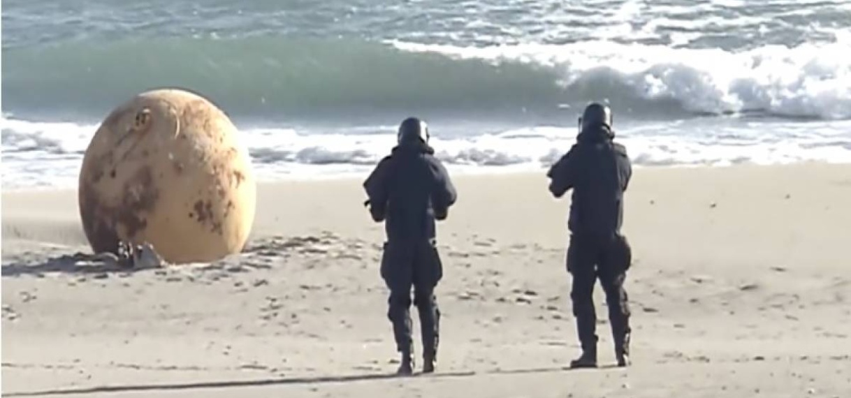 Japanse plaats in rep en roer door enorme, mysterieuze bol op strand