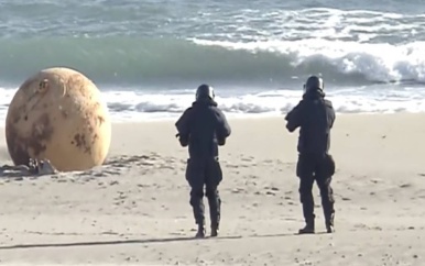 Japanse plaats in rep en roer door enorme, mysterieuze bol op strand