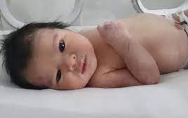 Baby die aardbeving overleefde naar veilige locatie uit vrees voor adoptiefraude