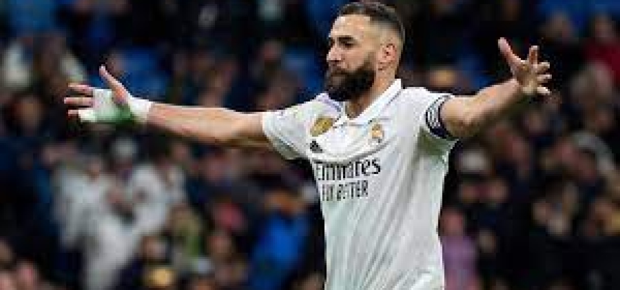 Benzema scoort twee keer en passeert Real-icoon Raúl bij simpele zege op Elche