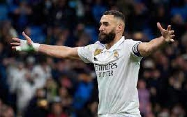 Benzema scoort twee keer en passeert Real-icoon Raúl bij simpele zege op Elche