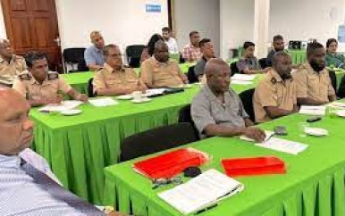 Minister Nurmohamed voert overleg met districtscommissarissen