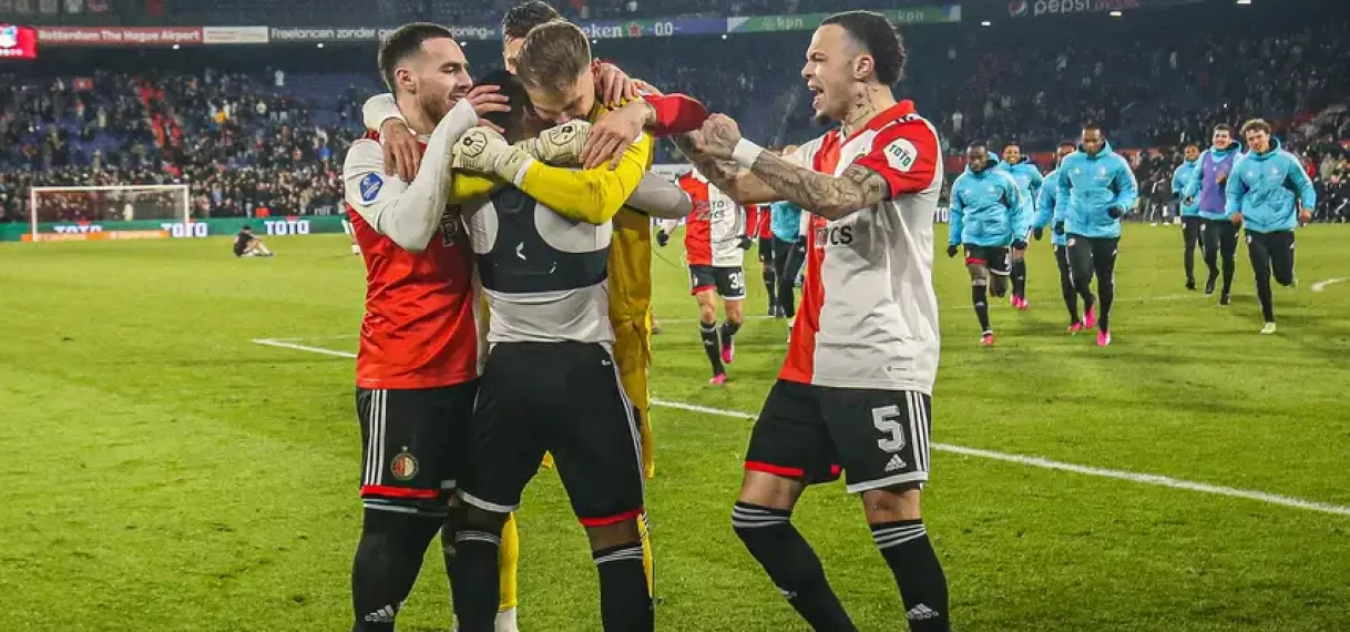 Feyenoord ontsnapt in spektakelstuk: ‘Ik dacht: dit gaat ‘m niet meer worden’