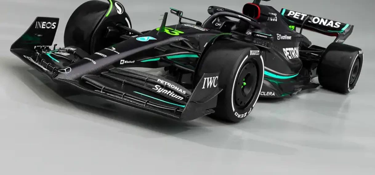 Mercedes presenteert zwarte en zeer slanke auto voor nieuw Formule 1-seizoen