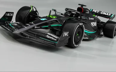 Mercedes presenteert zwarte en zeer slanke auto voor nieuw Formule 1-seizoen