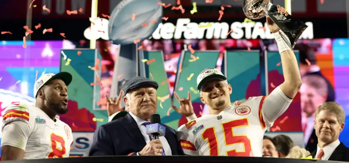 Chiefs-coach Reid prijst ‘nederige’ Mahomes: ‘Hij maakt iedereen beter, ook mij’