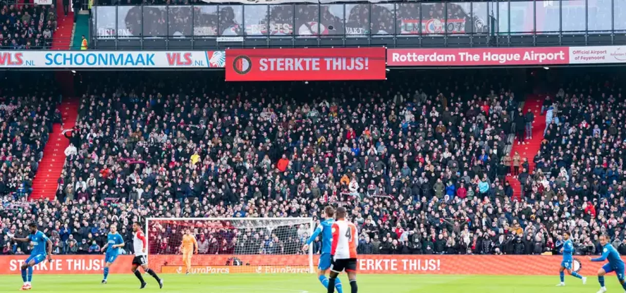Steunbetuiging in de Eredivisie-topper tussen Feyenoord en PSV voor de Perschef Thijs Slegers