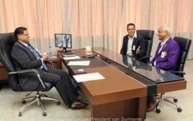 Rotary governor bespreekt milieuprojecten met president Santokhi