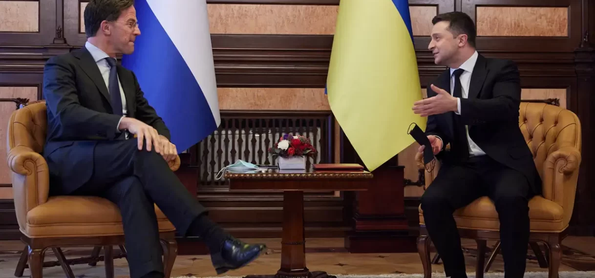 Rutte en Schreinemacher ontmoeten Zelensky tijdens ‘bliksembezoek’ aan Kyiv