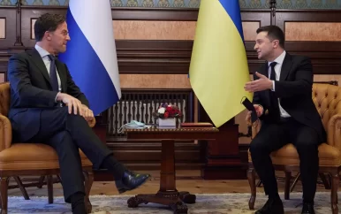 Rutte en Schreinemacher ontmoeten Zelensky tijdens ‘bliksembezoek’ aan Kyiv