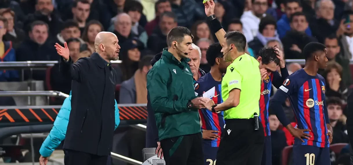 Ten Hag én Xavi woest op arbiter na Barcelona-United: ‘Zulke fouten mogen niet’