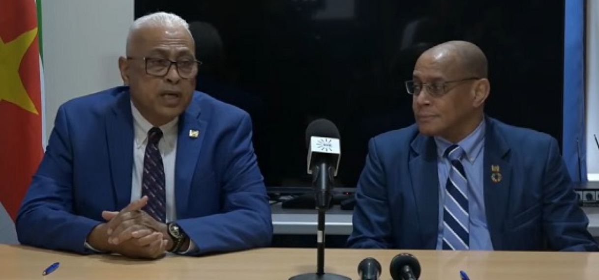 Minister Tjong-Ahin zwaait officieel af