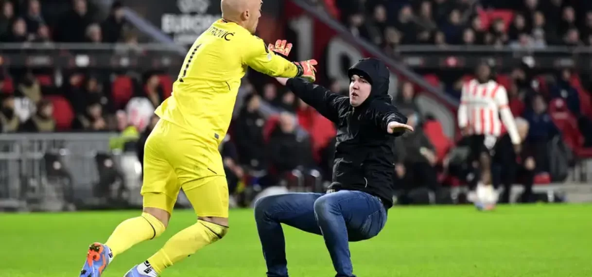 Aangevallen Sevilla-keeper prijst supporters PSV voor bloemetje met excuses