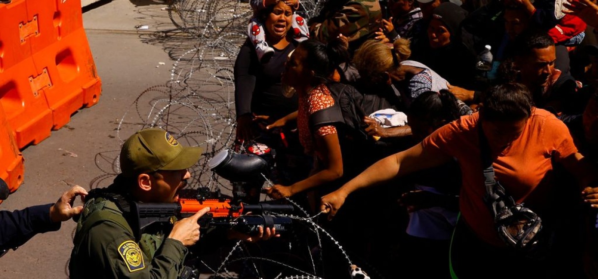 Confrontatie migranten en douane bij de Amerikaans-Mexicaanse grens