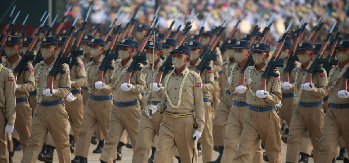 Myanmarees leger toont militaire slagkracht tijdens jaarlijkse parade