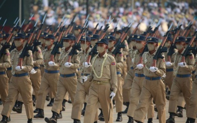 Myanmarees leger toont militaire slagkracht tijdens jaarlijkse parade