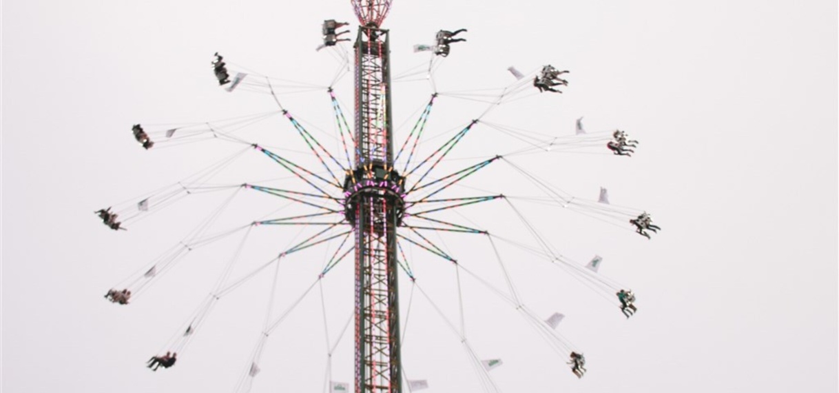 Twee mensen bijkans een uur vast op grote hoogte in zweefmolen op Amsterdamse kermis