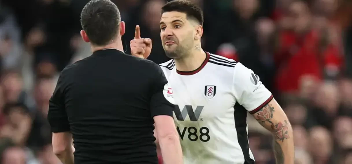 Fulham-spits Mitrovic hangt zware schorsing boven het hoofd na duwen arbiter