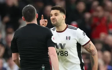 Fulham-spits Mitrovic hangt zware schorsing boven het hoofd na duwen arbiter