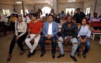 President Santokhi benadert Haïtiaanse gemeenschap