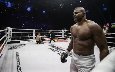 Overeem (42) krijgt dopingschorsing van een jaar en is zege op Badr Hari kwijt