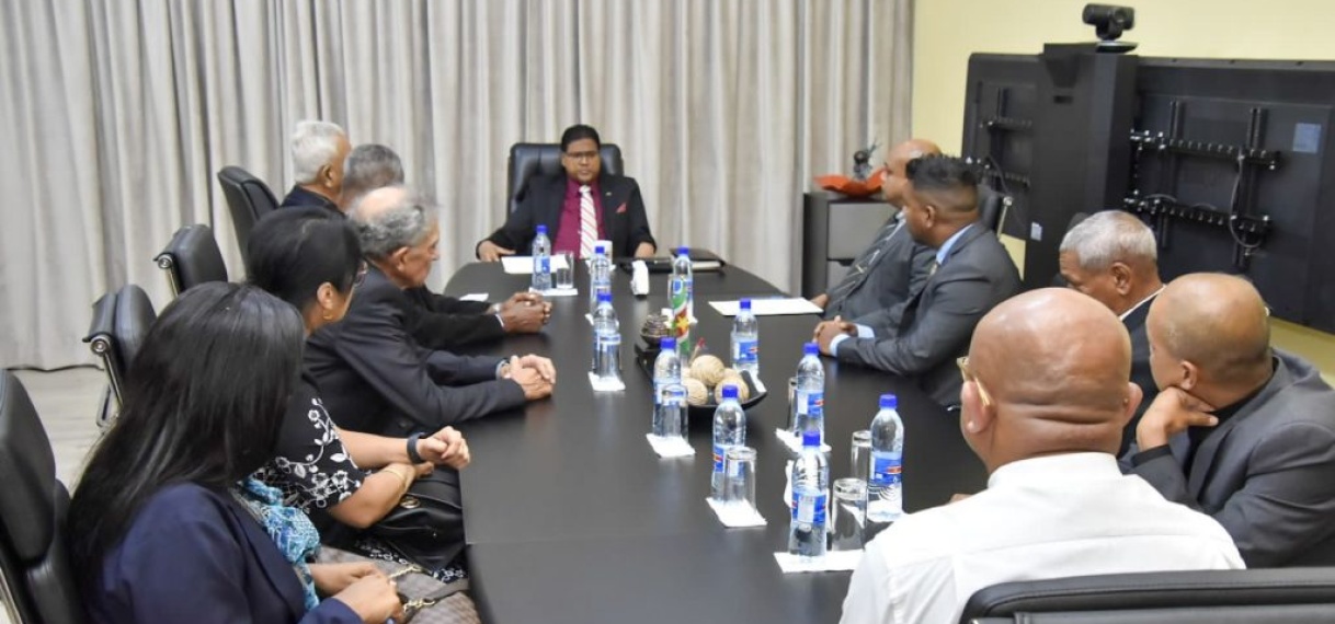 President Santokhi installeert technische commissie voor wijziging kiesregeling