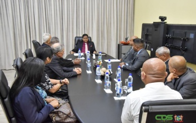 President Santokhi installeert technische commissie voor wijziging kiesregeling